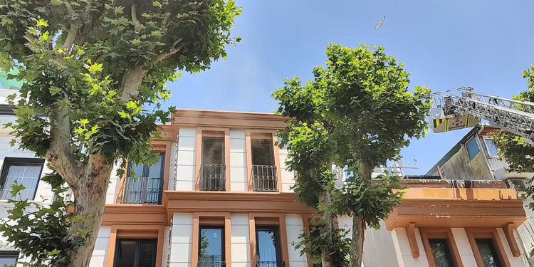 Fatih'te otel çatısında çıkan yangın söndürüldü