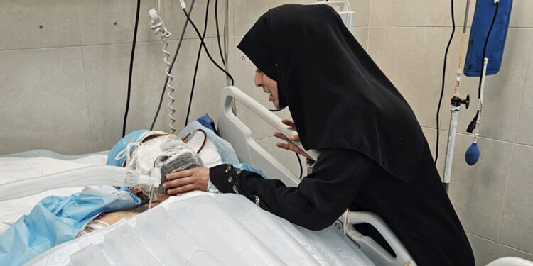 Filistinli doktor Neccar ve hayatta kalan son çocuğu İtalya'ya götürüldü