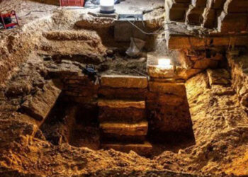 Fransa'da 400 yıllık mühürlü mezar bulundu