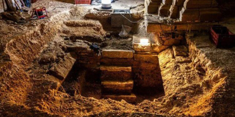 Fransa'da 400 yıllık mühürlü mezar bulundu