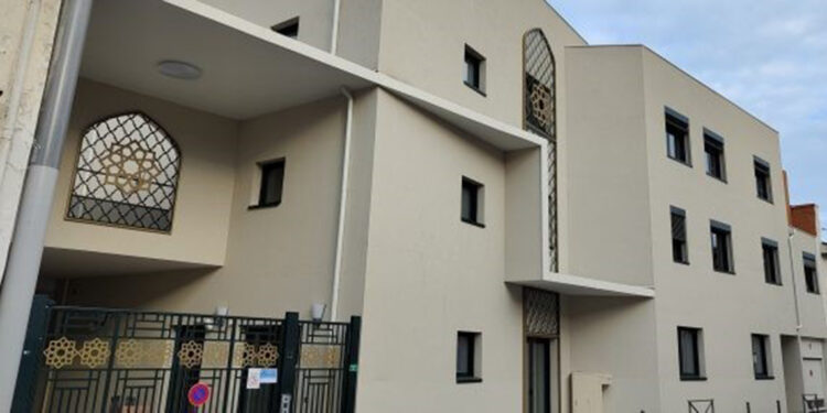 Fransa'da camiye girip Kuran yakan şüpheli yakalandı