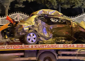 Gaziantep'te hafif ticari araç ile otomobil çarpıştı: 5 ölü