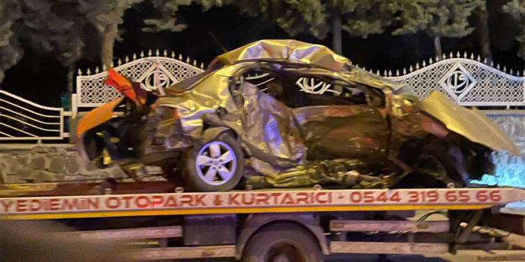 Gaziantep'te hafif ticari araç ile otomobil çarpıştı: 5 ölü