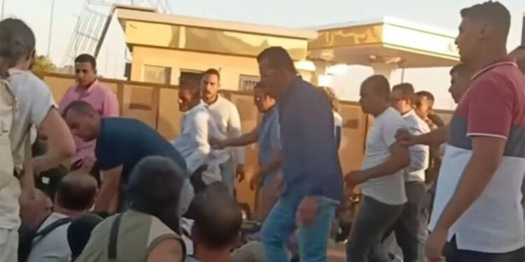 Mısır'a ulaşan 40 aktivist alıkonuldu