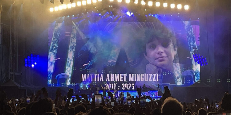 Gun's N' Roses Mattia Ahmet Minguzzi'ye şarkı hediye etti