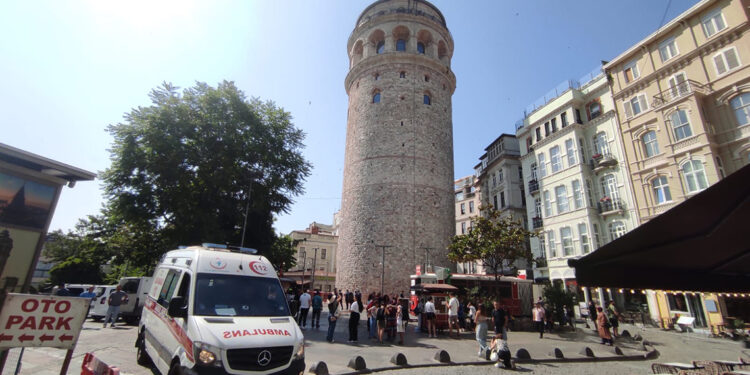Galata Kulesi'nden düşen kişi hayatını kaybetti