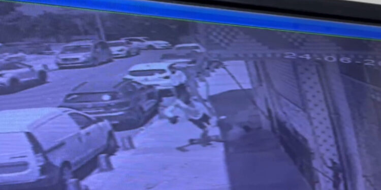 Gaziosmanpaşa’da zihinsel engelli çocuğu sokak ortasında darbetti