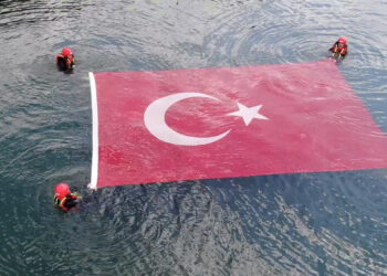 Gölde Türk bayrağı açıp, Jandarma'nın kuruluş yıl dönümünü kutladılar