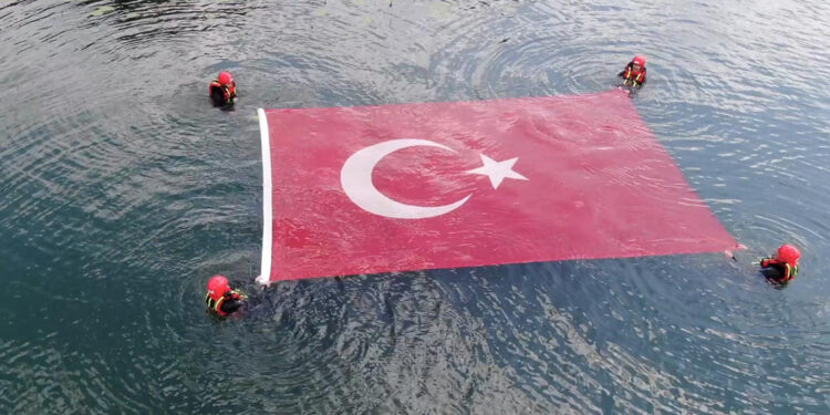Gölde Türk bayrağı açıp, Jandarma'nın kuruluş yıl dönümünü kutladılar