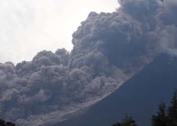 Guatemala’daki Fuego Yanardağı patladı