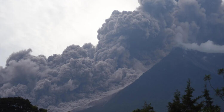 Guatemala’daki Fuego Yanardağı patladı