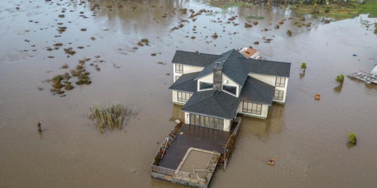 Güney Afrika'yı sel vurdu: 67 ölü