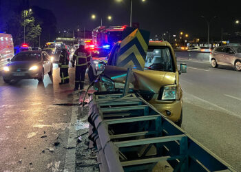 Hafif ticari araç yol ayrımındaki bariyere çarptı; 2 yaralı