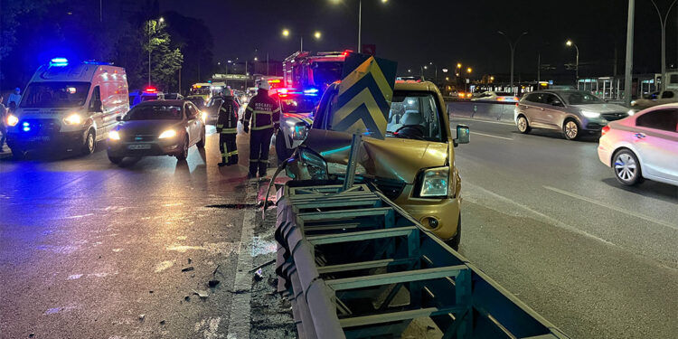 Hafif ticari araç yol ayrımındaki bariyere çarptı; 2 yaralı