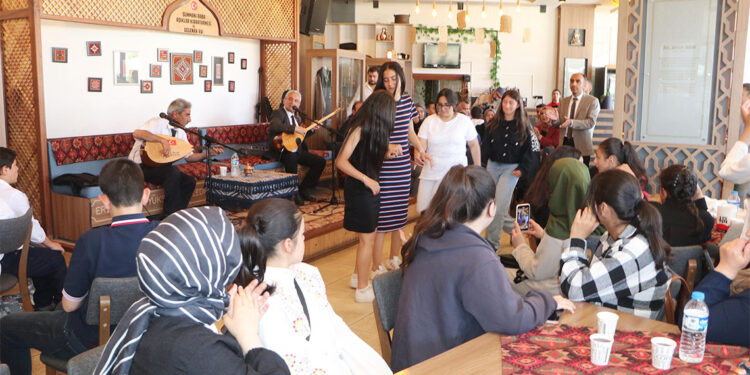 Mezuniyet töreninde sazlı sözlü türküler söylendi