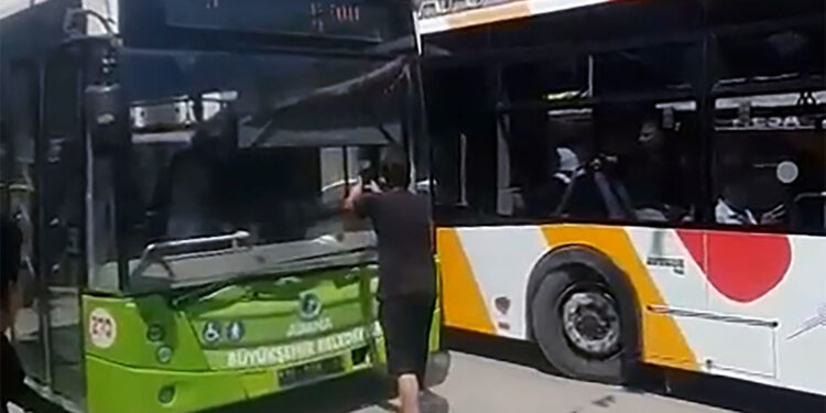 Adana'da hatalı sollama yaptı; belediye otobüsü şoförüne tehditler savurdu