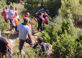 Kontrolden çıkan otomobil 40 metreden uçuruma yuvarlandı