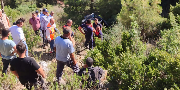 Kontrolden çıkan otomobil 40 metreden uçuruma yuvarlandı