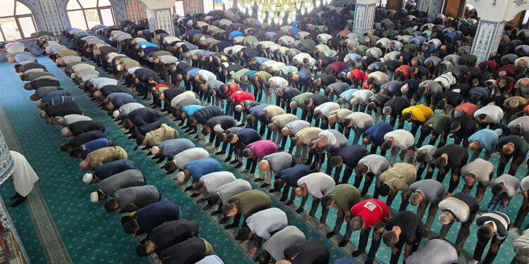 Tüm Türkiye'de Kurban Bayramı namazı kılındı