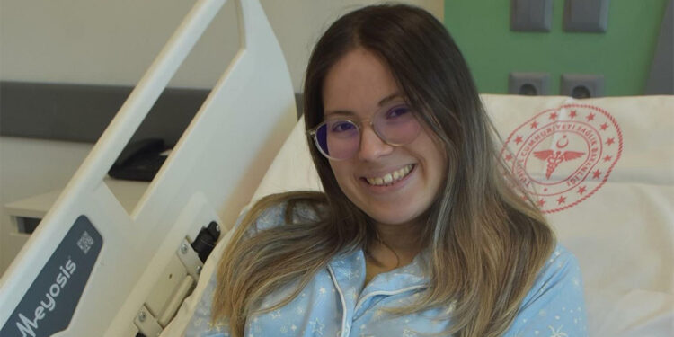 Hiperhidroz hastası üniversiteli Fatma Rabia, sağlığına kavuştu