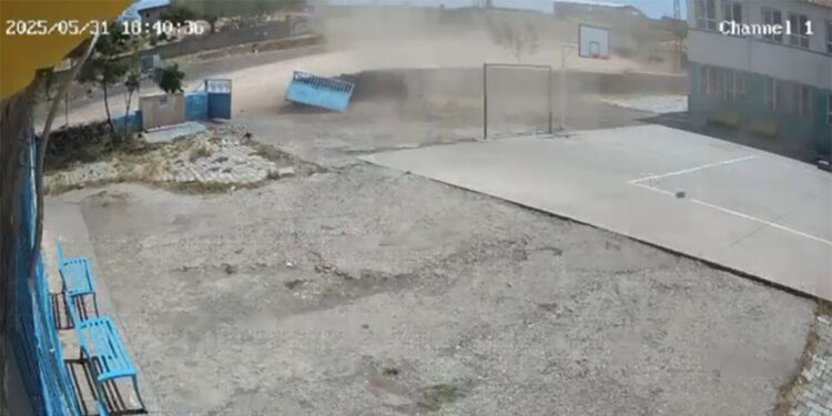 5 saniye süren hortum okulun demir kapısını yerinden söktü