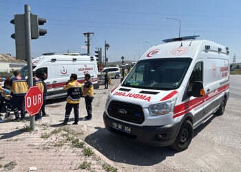 Hasta taşıyan ambulansla otomobil çarpıştı: 2'si sağlık personeli, 5 yaralı