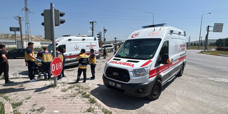 Hasta taşıyan ambulansla otomobil çarpıştı: 2'si sağlık personeli, 5 yaralı