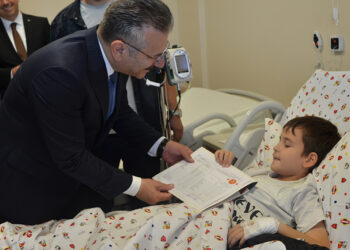 Hastane yatağında karne sevinci
