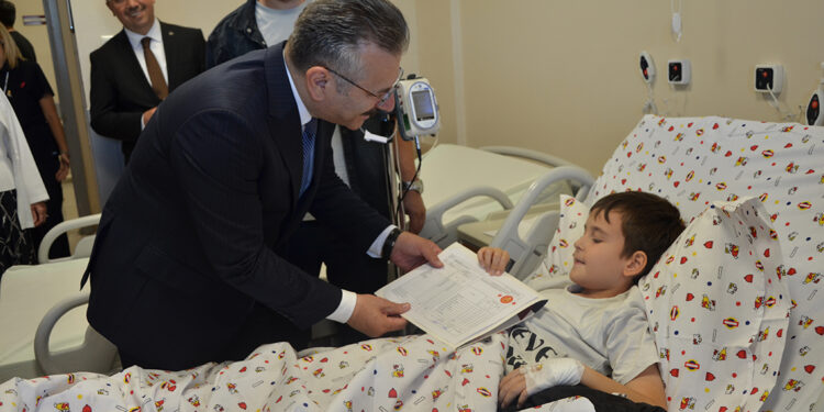 Hastane yatağında karne sevinci