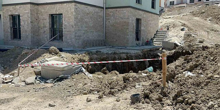 Hatay'da göçük altında kalan 2 işçi öldü