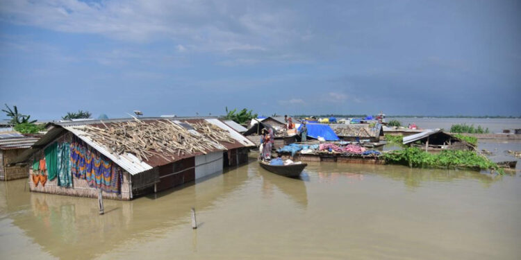 Hindistan'daki selde 30 kişi hayatını kaybetti