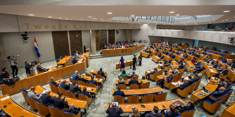 Hollanda erken seçim için 29 Ekim’de sandık başına gidecek