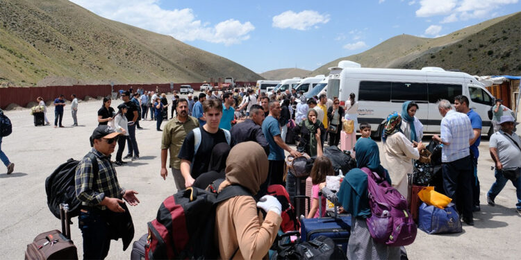 İran'daki Kanada ve Tayland vatandaşları ülkelerine döndü