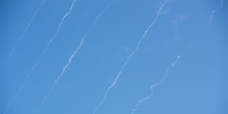 İran'da 6 havalimanına saldırı düzenlendi