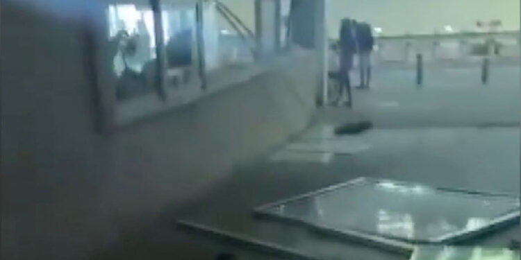 ABD Büyükelçiliği yakınlarına düşen füze binada hasara yol açtı