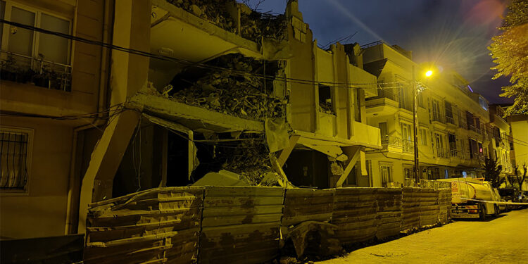 Avcılar'da 6 katlı binada kısmi çökme meydana geldi