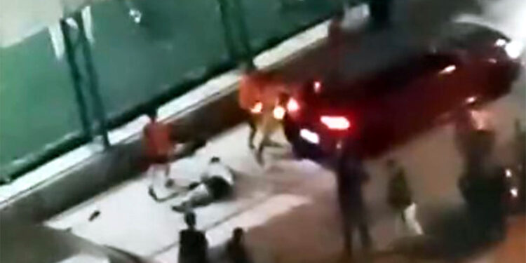 Avcılar'da halı sahada kavga: Önce bıçakladılar sonra ezmeye çalıştılar