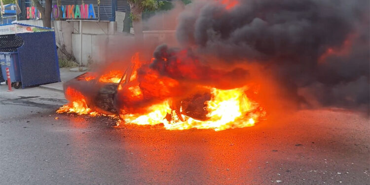 Avcılar'da otomobil alev alev yandı