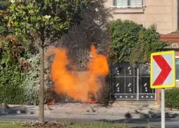 Yeraltı elektrik kablosundan çıkan yangın doğalgaz kutusuna sıçradı