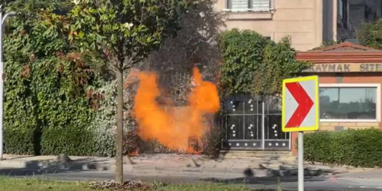 Yeraltı elektrik kablosundan çıkan yangın doğalgaz kutusuna sıçradı