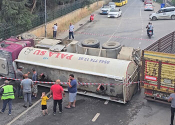 Beykoz'da geri manevra yapan su tankeri devrildi