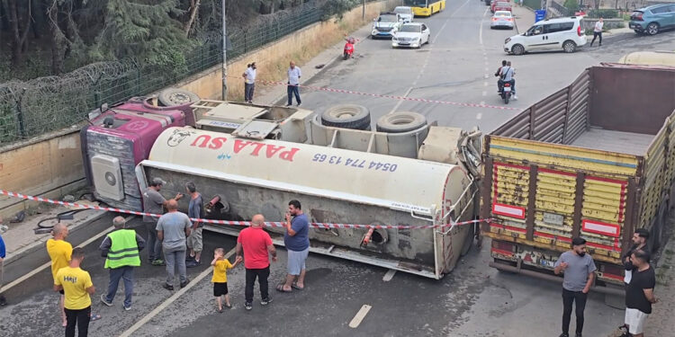 Beykoz'da geri manevra yapan su tankeri devrildi