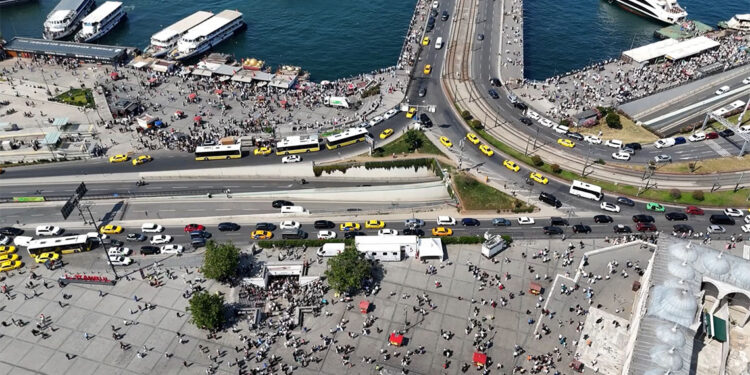 Eminönü Meydanı'ndaki hareketlilik havadan görüntülendi