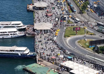 Sıcak havayı fırsat bilenler Eminönü'ne akın etti