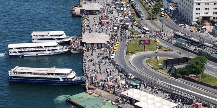 Sıcak havayı fırsat bilenler Eminönü'ne akın etti