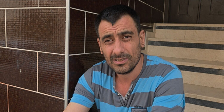 Yol verme tartışmasını ayırmaya çalıştı; göğsünden bıçaklandı