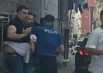 4 yaşındaki yeğeninin olduğu araca kaldırım taşıyla saldırdı