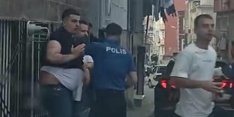 4 yaşındaki yeğeninin olduğu araca kaldırım taşıyla saldırdı