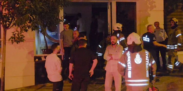 Fatih'te 5 katlı otelin eksi ikinci katında yangın çıktı