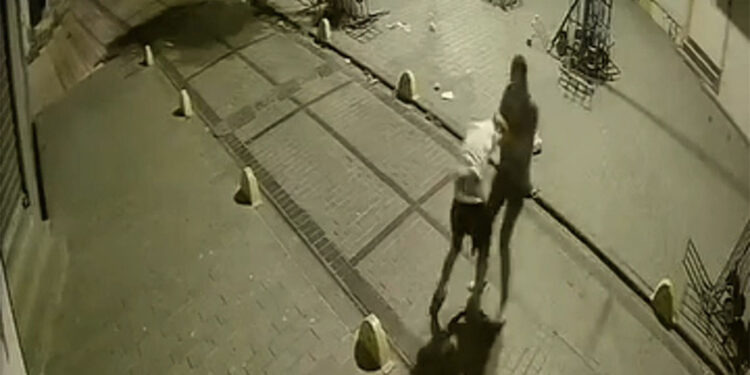 Fatih'te tartıştığı kişiyi bıçakladı, cep telefonunu çalıp kaçtı